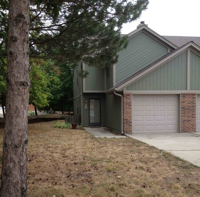 217 Exterior - 217 SW Pinetree Ln