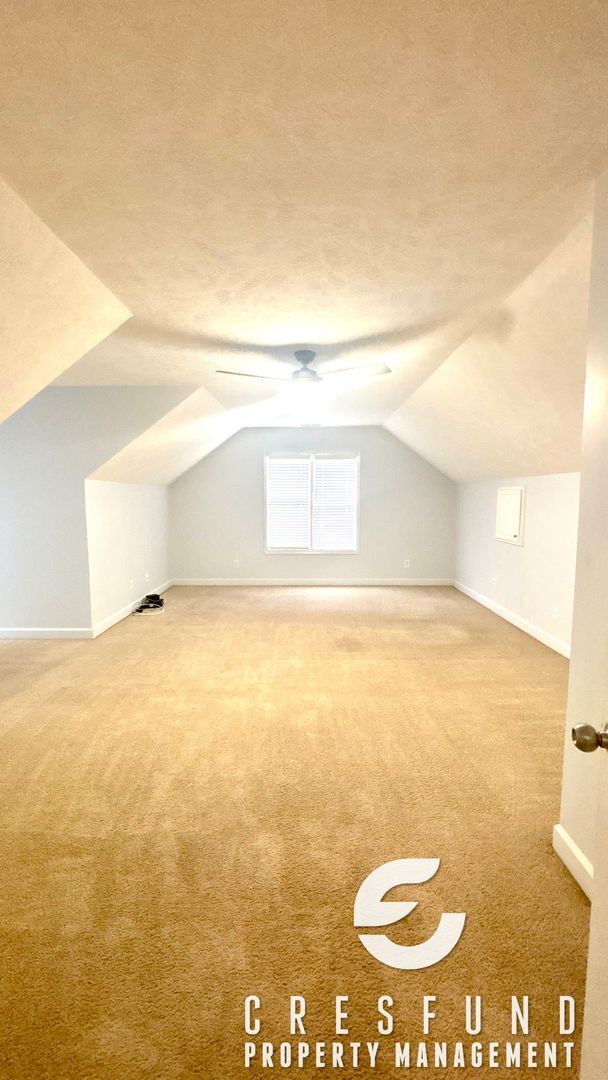 Building Photo - 4BR 2.5 Bath with Screened Porch and priva...