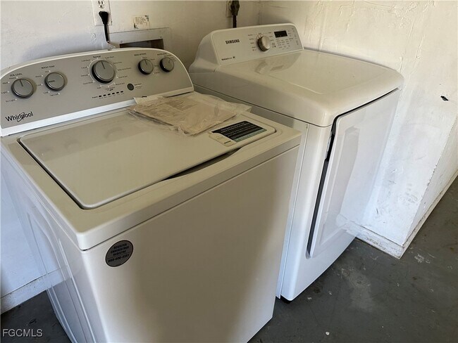 Building Photo - 221 SW 34th Terrace