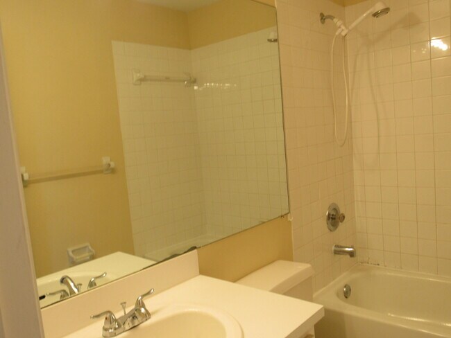 Building Photo - 904 Riverside Dr