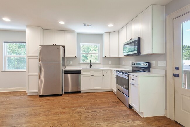 Building Photo - Beautiful and Spacious 1/1 Apt Unit in His...