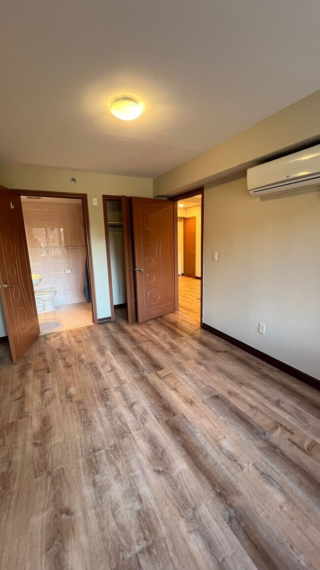 Building Photo - 1495 E 28th St