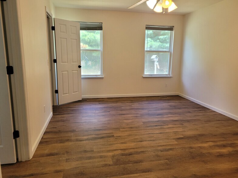 Building Photo - 4 Spring Hill Cir