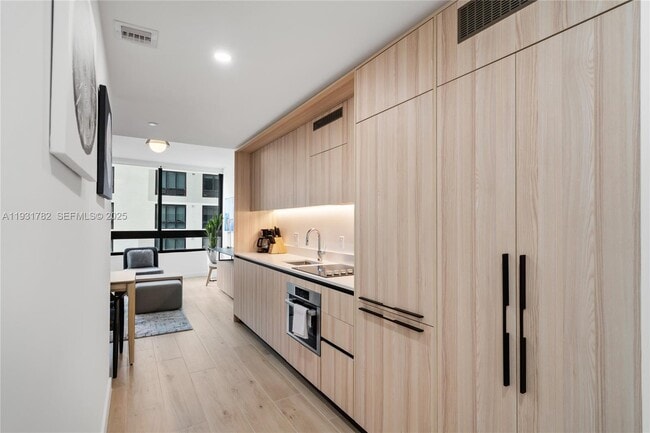 Building Photo - 225 N Miami Ave