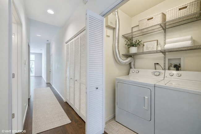 Building Photo - 1872 N Damen Ave