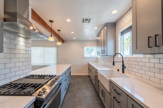 Building Photo - Beautiful Hawthorne Rental In Hollyglen!