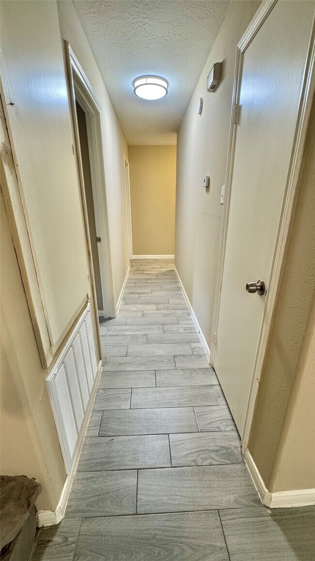 Building Photo - 3303 Glen Spring Dr