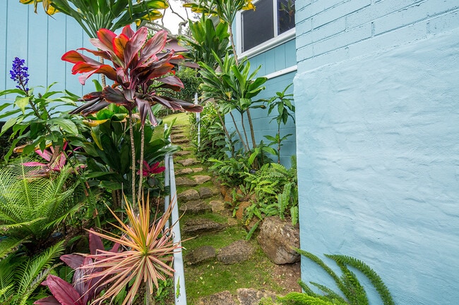 Building Photo - Very clean and bright 1 bedroom, 2 bath in Lanikai with views! All utilities!