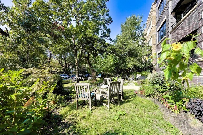 Building Photo - 1126 W Morse Ave