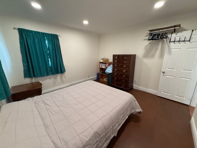 Building Photo - Spectacular 3 Bed/3 Bath Home in Long Beach!