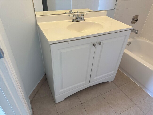 Building Photo - 9930 Twin Lakes Dr