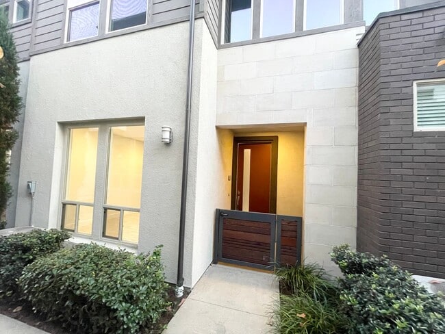 Building Photo - Updated 3 bed / 2.5 bath home in the desirable Frame & Focus community of Civita