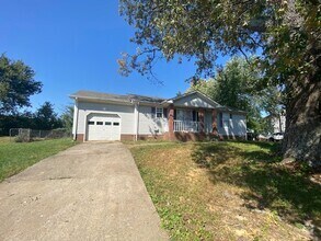 Building Photo - Like New & Move in Ready