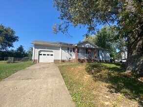 Building Photo - Like New & Move in Ready