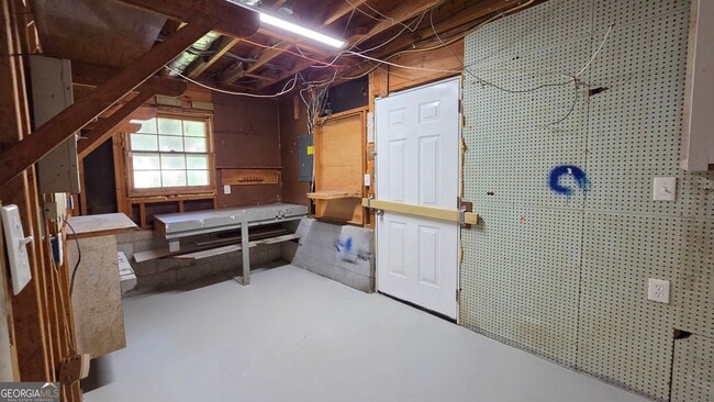Building Photo - 715 Barnesdale Dr