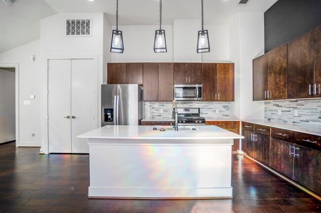 Building Photo - 3208 N MacGregor Way
