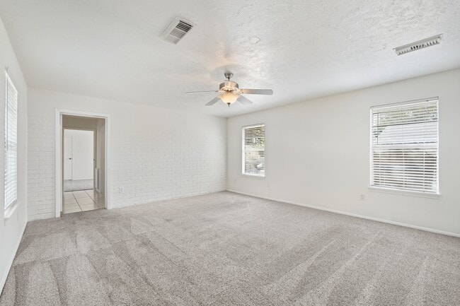 Building Photo - 2213 Baylor Dr