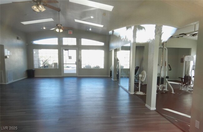 Building Photo - 2607 Country Maple Ave