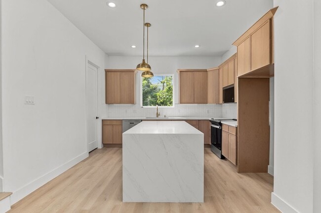 Building Photo - 3344 Sauer St