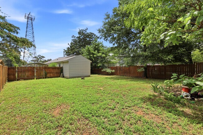 Building Photo - Cute 2/2 in Kilgore!
