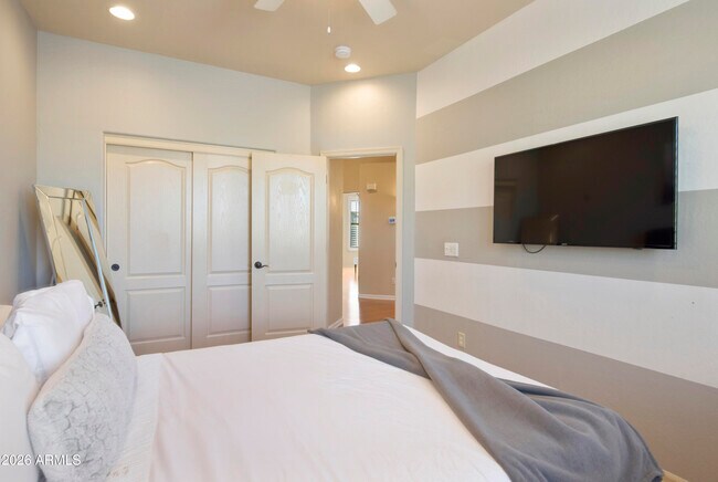 Building Photo - 6419 E Betty Elyse Ln