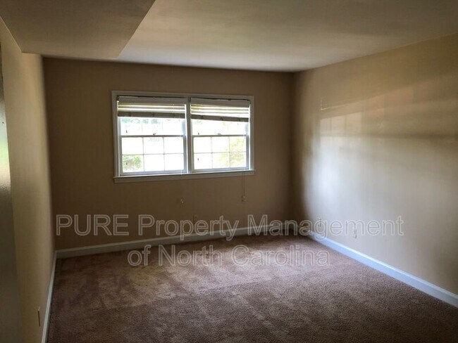 Building Photo - 2804 Carriage Dr