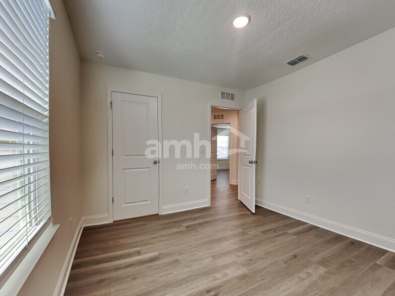 Building Photo - 11632 Hillside Dr