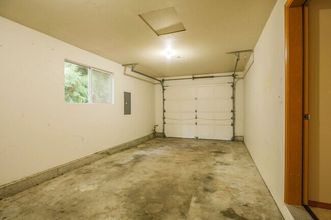 Building Photo - Cute Two Bedroom and Two Bath Townhome Located Just Minutes from the Clinton Ferry!