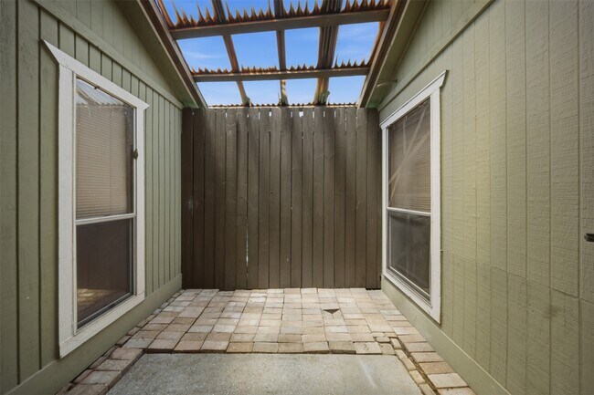 Building Photo - 7518 Alcomita Dr