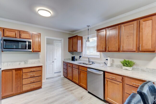 Building Photo - 1409 N Hawthorne Ln