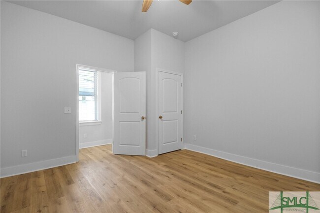 Building Photo - 826 W Victory Dr