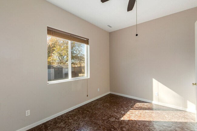 Building Photo - Country living at its finest!