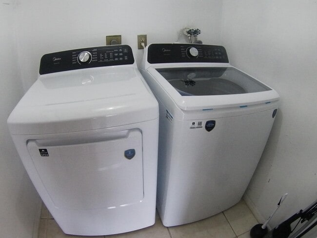 Building Photo - 556 Capri L