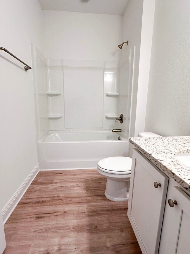 Building Photo - Single story 4 bedroom 2 bath home in Pres...