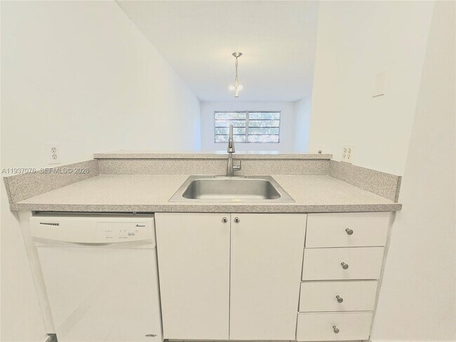 Building Photo - 1225 NE 124th St