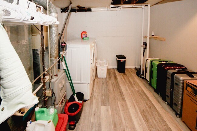 Building Photo - 1424 Shadowbrook Dr