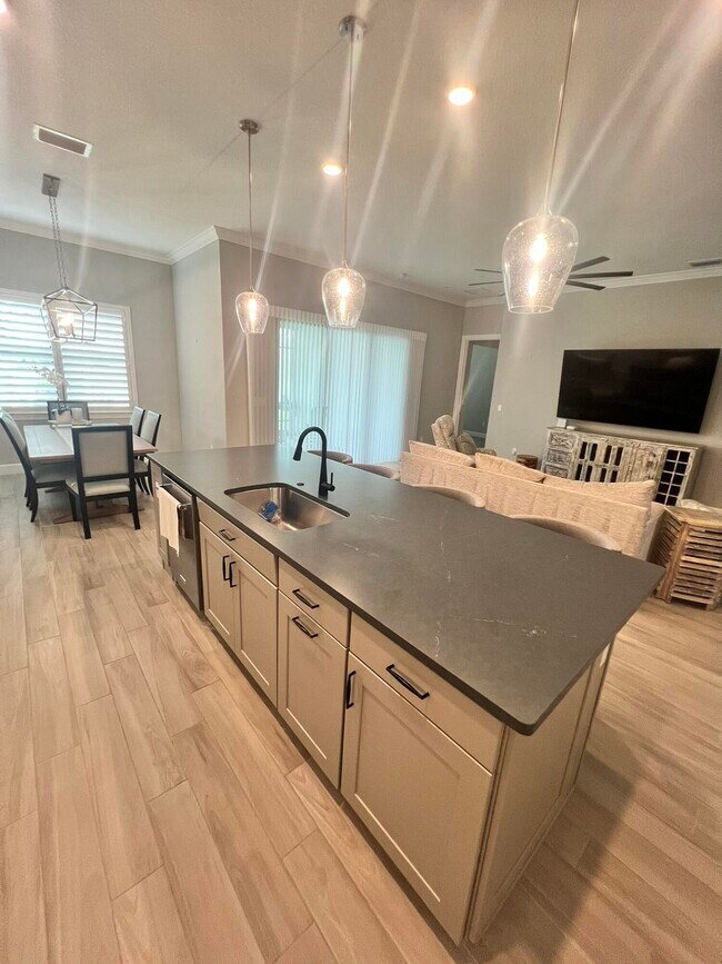 Building Photo - 655 S E Boboli Way