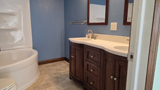 Building Photo - Large 2 bedroom Duplex- LOWER