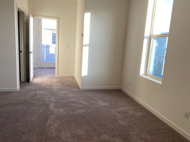 Building Photo - Vibrant 3 story 2bed/2.5bath home at the Mill at Broadway