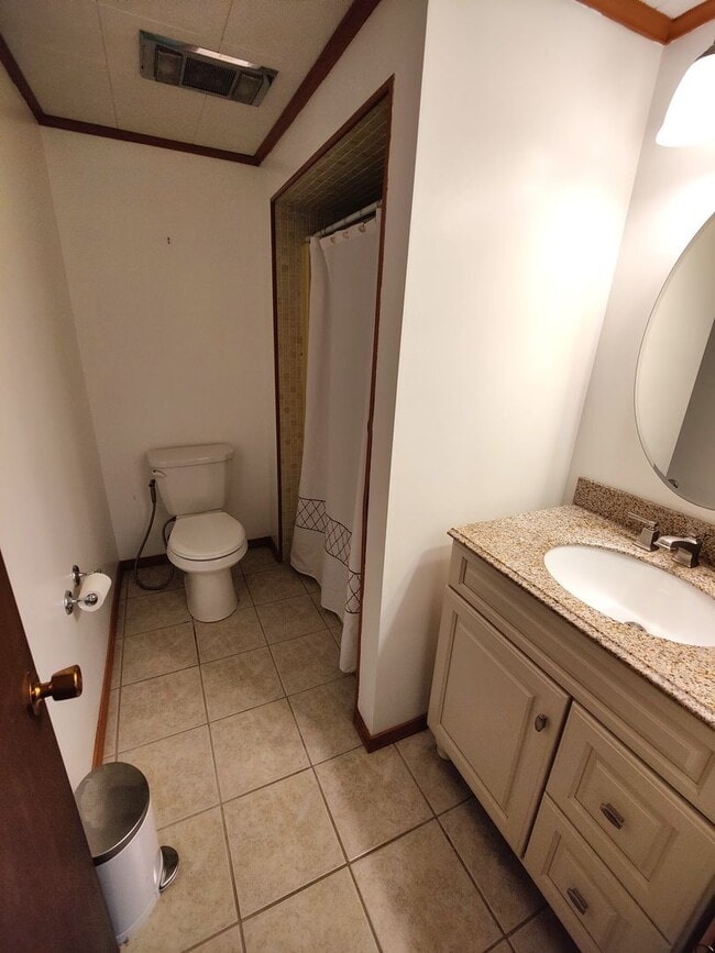 Building Photo - *Updated & Charming 2BD/2BA Single Family ...
