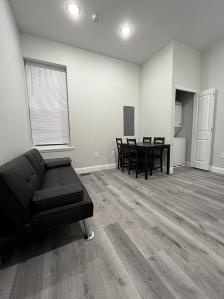 Building Photo - 106 S 42nd St