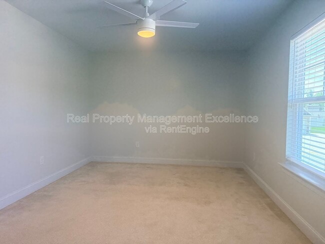 Building Photo - 16 Clear Creek Cir
