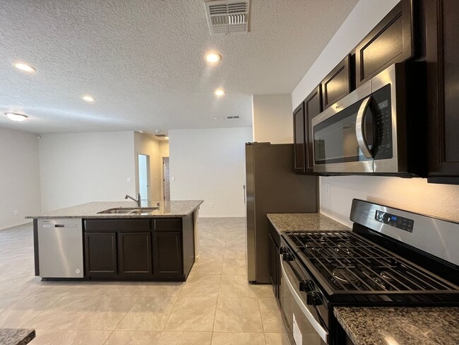 Building Photo - Modern 3 Bedroom 2 Bathroom Home In Los Lu...