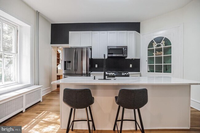 Building Photo - 117 Rochelle Ave