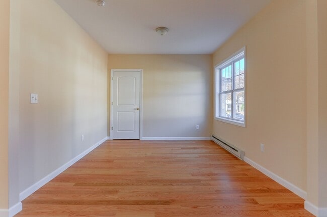 Building Photo - 51 Warner St