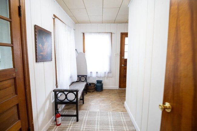 Building Photo - 1311 Paris Rd