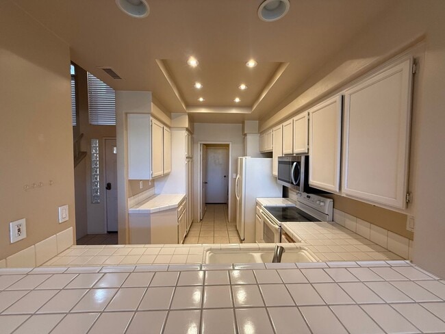 Building Photo - Beautiful 2 Bed, 2.5 Bath Townhome in Desi...