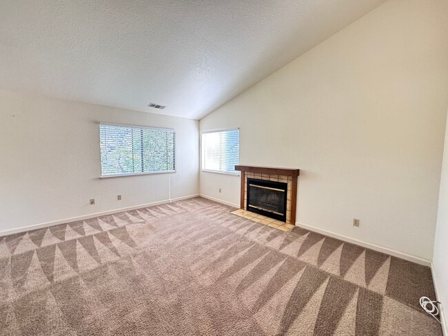 Building Photo - Cozy upstairs Condo in Auburn