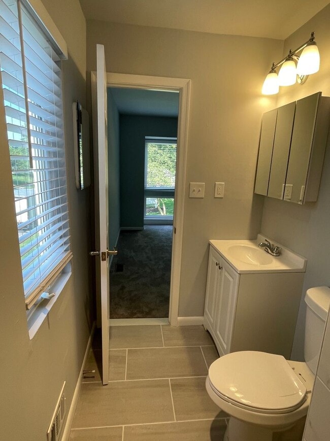 Building Photo - End unit townhome in Annapolis!