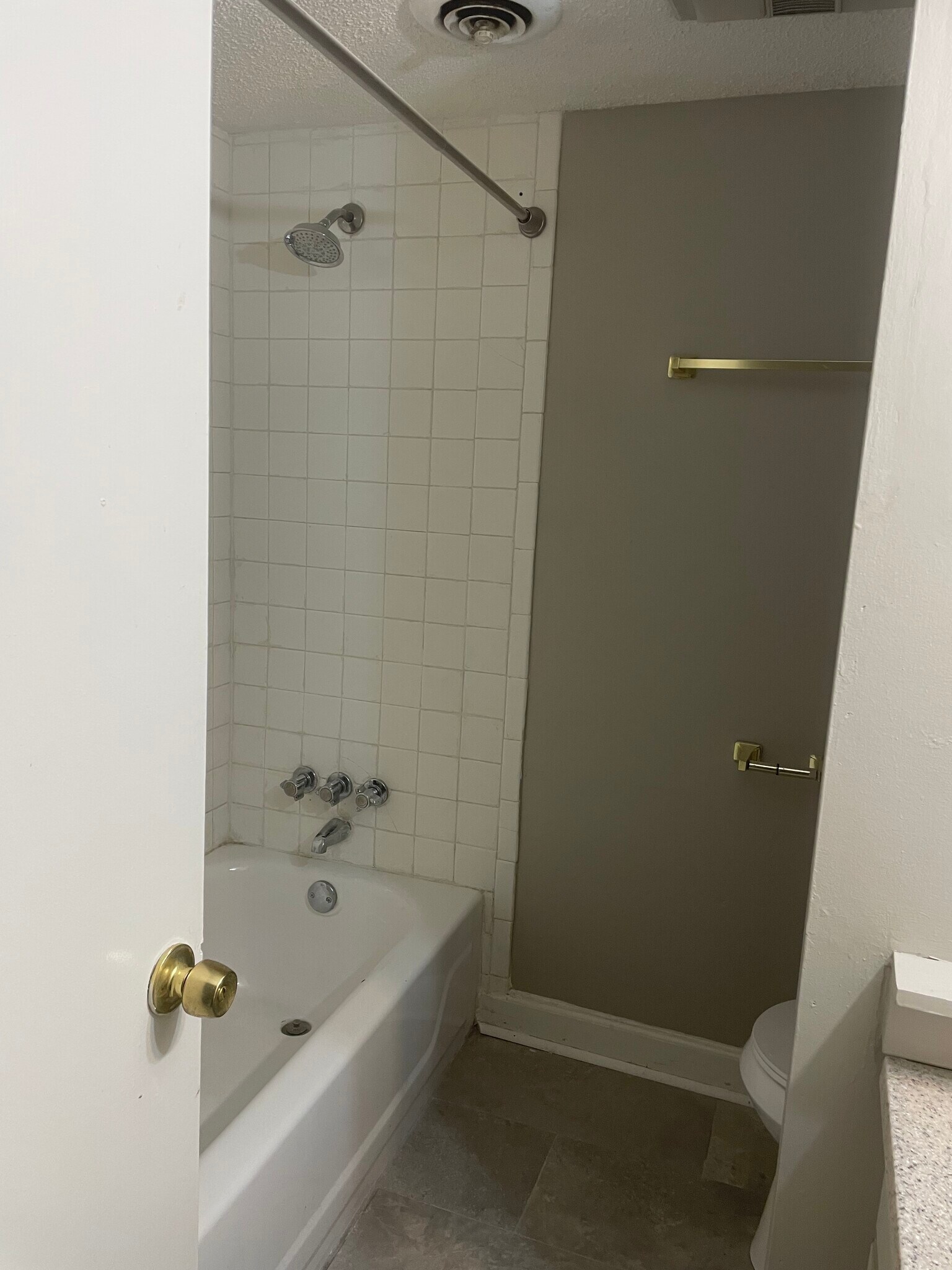 Full bath - 5589 Gates Cv